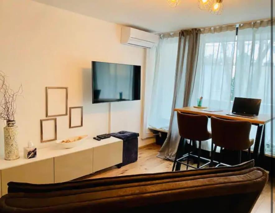 City Flat 8 อินโกลชตัดต์ ภายนอก รูปภาพ